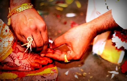 திருமணமான பெண்கள் மெட்டி அணிவது ஏன்?